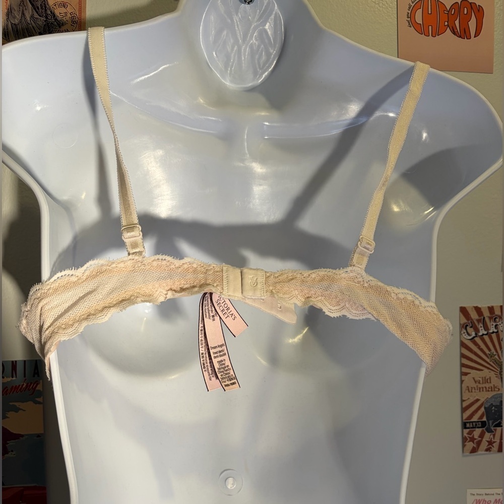 Victoria's Secret Lace Underwire Bra - Cream - Picture 2 of 3